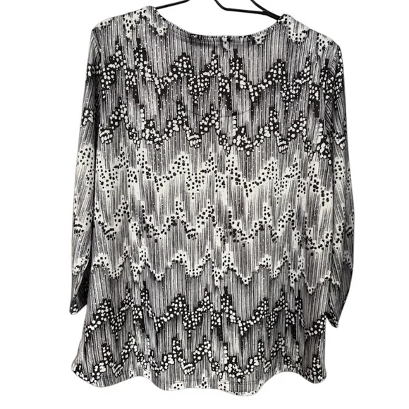 Allison Daley Black and White Abstract Printed 3/4 Cinched Sleeve Top - Picture 2 of 9
